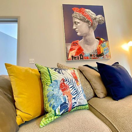 Beautiful Apartment - 5 Minute Walk To The Best Beach! - Great Location - Parking - Fast Wifi - Smart Tv - Newly Decorated - Sleeps Up To 4! Close To Bournemouth & Poole Town Centre מראה חיצוני תמונה