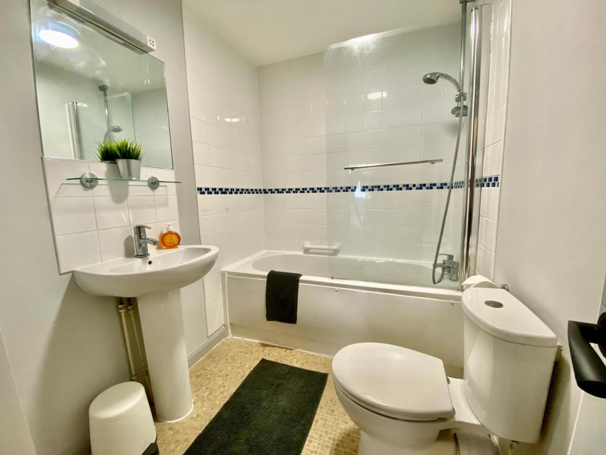 Beautiful Apartment - 5 Minute Walk To The Best Beach! - Great Location - Parking - Fast Wifi - Smart Tv - Newly Decorated - Sleeps Up To 4! Close To Bournemouth & Poole Town Centre מראה חיצוני תמונה