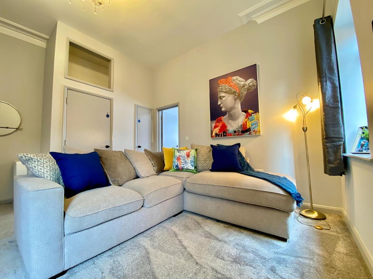 Beautiful Apartment - 5 Minute Walk To The Best Beach! - Great Location - Parking - Fast Wifi - Smart Tv - Newly Decorated - Sleeps Up To 4! Close To Bournemouth & Poole Town Centre מראה חיצוני תמונה
