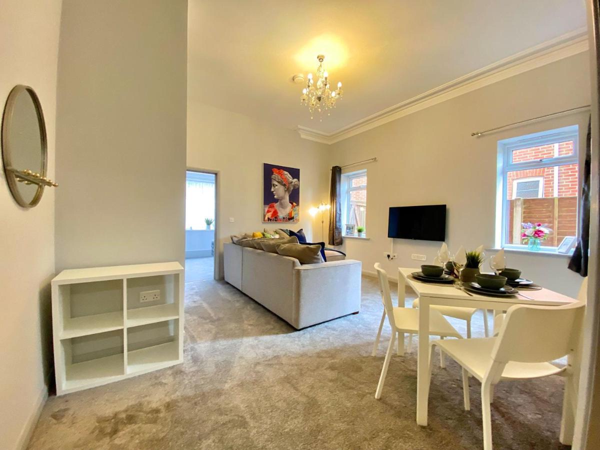 Beautiful Apartment - 5 Minute Walk To The Best Beach! - Great Location - Parking - Fast Wifi - Smart Tv - Newly Decorated - Sleeps Up To 4! Close To Bournemouth & Poole Town Centre מראה חיצוני תמונה