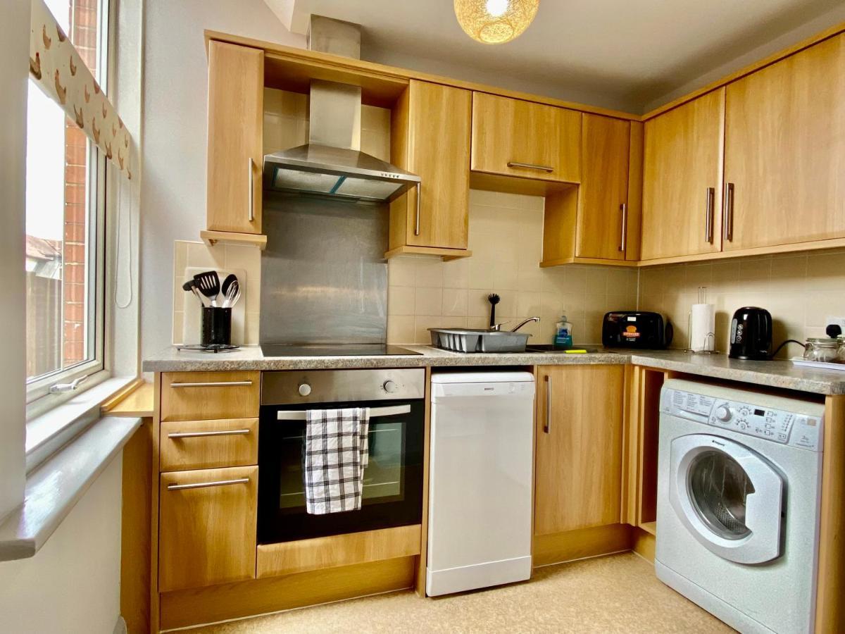 Beautiful Apartment - 5 Minute Walk To The Best Beach! - Great Location - Parking - Fast Wifi - Smart Tv - Newly Decorated - Sleeps Up To 4! Close To Bournemouth & Poole Town Centre מראה חיצוני תמונה