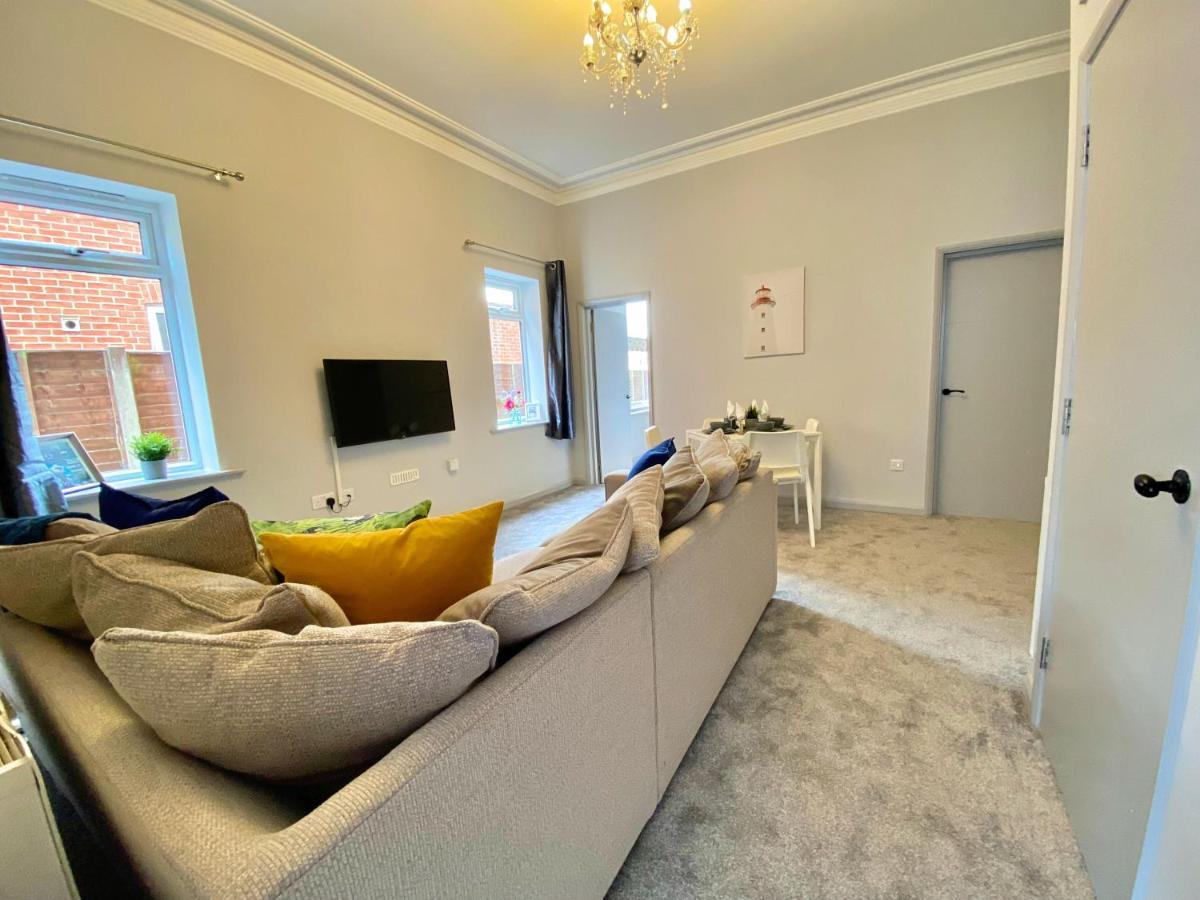 Beautiful Apartment - 5 Minute Walk To The Best Beach! - Great Location - Parking - Fast Wifi - Smart Tv - Newly Decorated - Sleeps Up To 4! Close To Bournemouth & Poole Town Centre מראה חיצוני תמונה