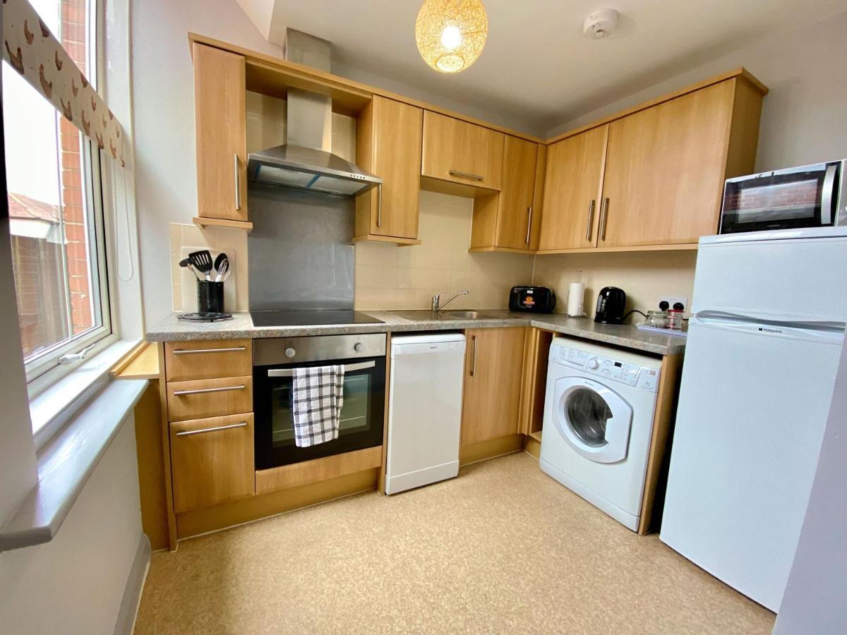 Beautiful Apartment - 5 Minute Walk To The Best Beach! - Great Location - Parking - Fast Wifi - Smart Tv - Newly Decorated - Sleeps Up To 4! Close To Bournemouth & Poole Town Centre מראה חיצוני תמונה