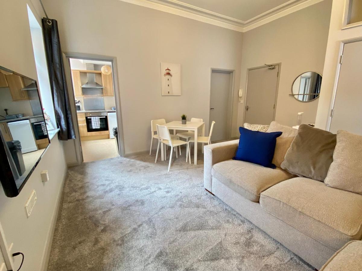 Beautiful Apartment - 5 Minute Walk To The Best Beach! - Great Location - Parking - Fast Wifi - Smart Tv - Newly Decorated - Sleeps Up To 4! Close To Bournemouth & Poole Town Centre מראה חיצוני תמונה