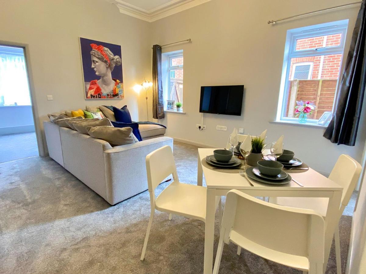Beautiful Apartment - 5 Minute Walk To The Best Beach! - Great Location - Parking - Fast Wifi - Smart Tv - Newly Decorated - Sleeps Up To 4! Close To Bournemouth & Poole Town Centre מראה חיצוני תמונה