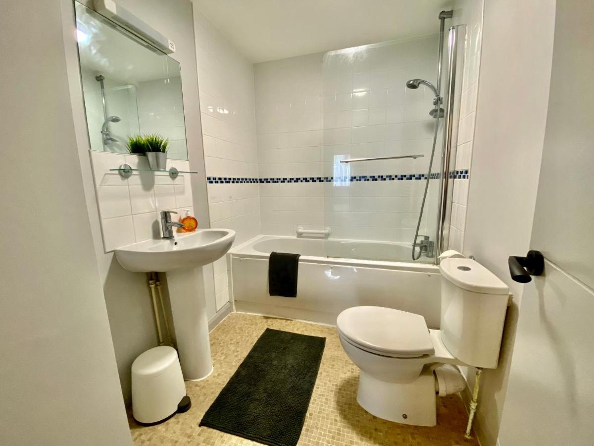 Beautiful Apartment - 5 Minute Walk To The Best Beach! - Great Location - Parking - Fast Wifi - Smart Tv - Newly Decorated - Sleeps Up To 4! Close To Bournemouth & Poole Town Centre מראה חיצוני תמונה